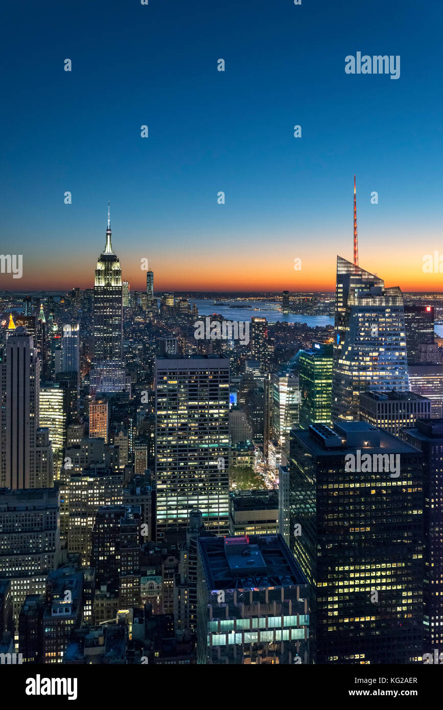 New York City at night. Cityscape au coucher du soleil à au sud vers l'Empire State Building, Midtown, Manhattan, NY, USA Banque D'Images