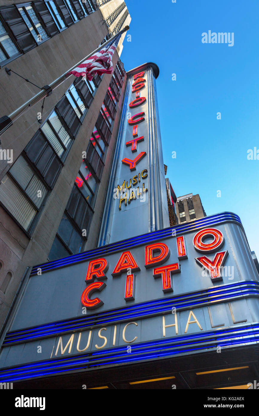 Radio City Music Hall, New York City. Le Radio City Music Hall, du Rockefeller Center, de l'Avenue des Amériques, Manhattan, NY, USA Banque D'Images