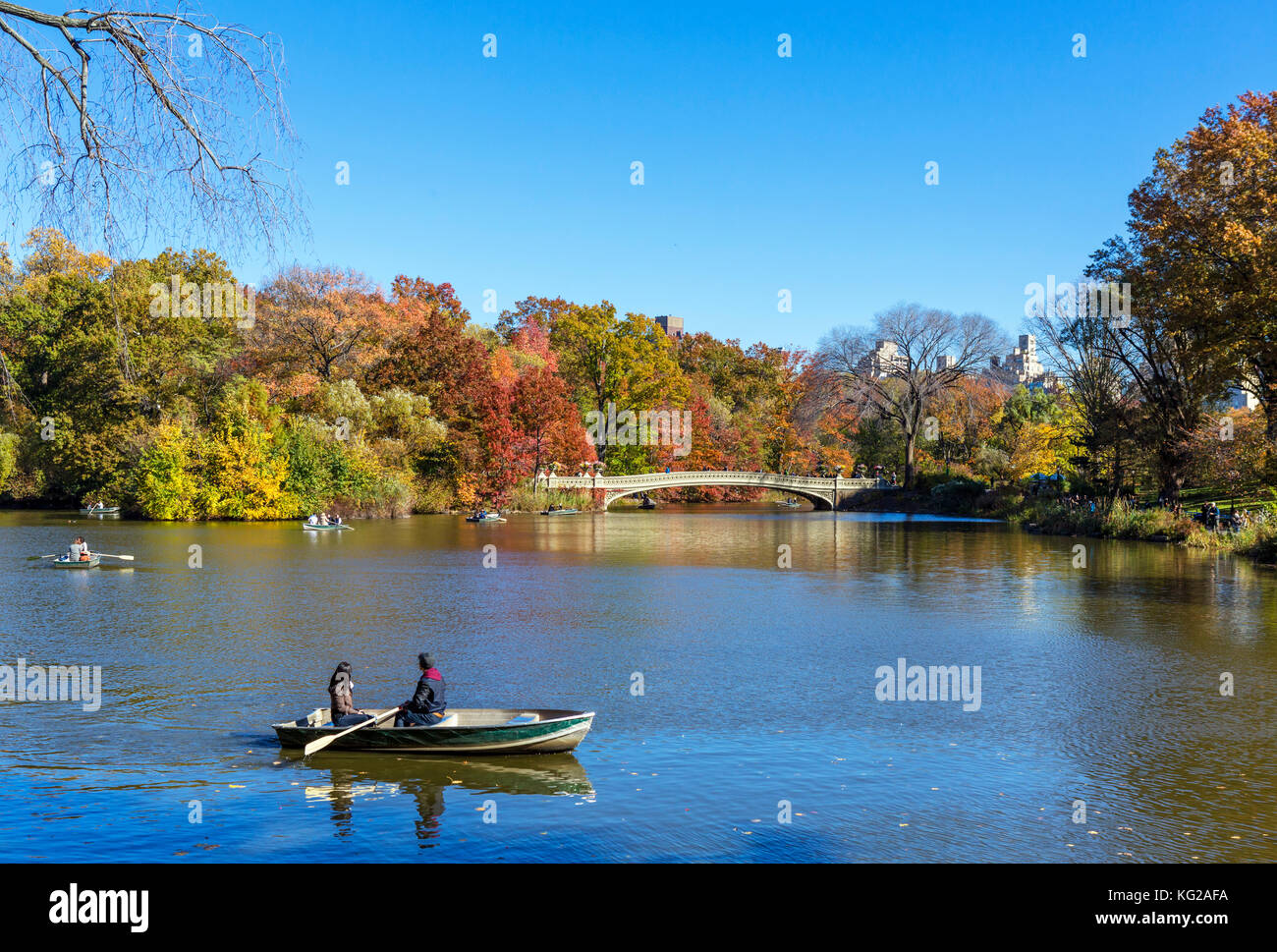 Navigation de plaisance sur le lac de Central Park à vers Pont Bow, New York City, NY, USA Banque D'Images