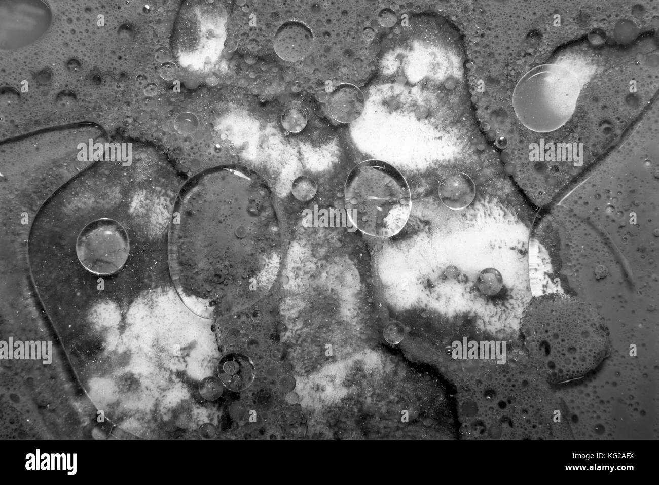 Bulle en noir et blanc. l'arrière-plan fond psychédélique fait de la peinture, du savon et d'huile Banque D'Images