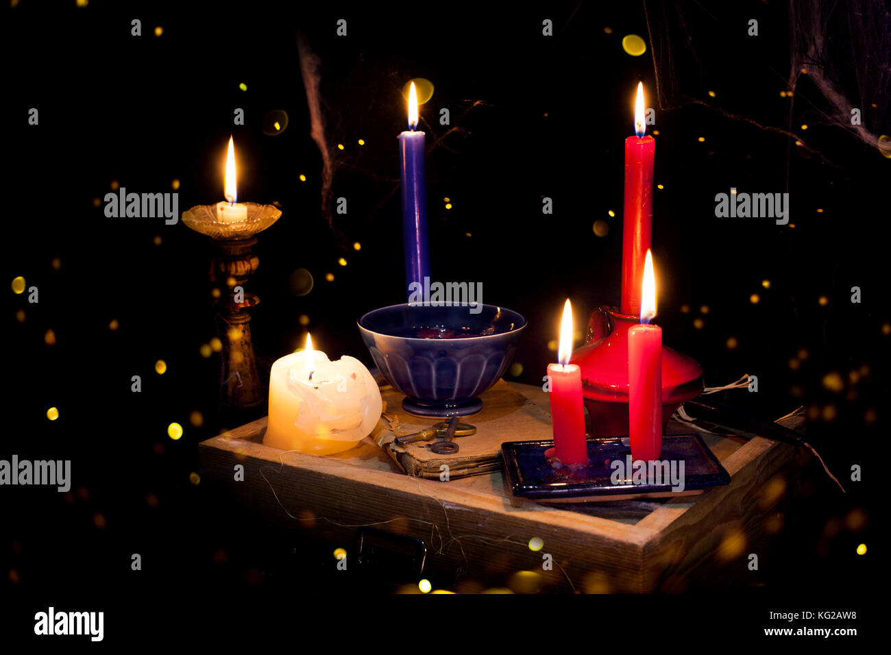 Nuit et bougie - divination de cire - tradition polonaise - divination de  cire - prédictions du soir à la veille de Saint-André Photo Stock - Alamy