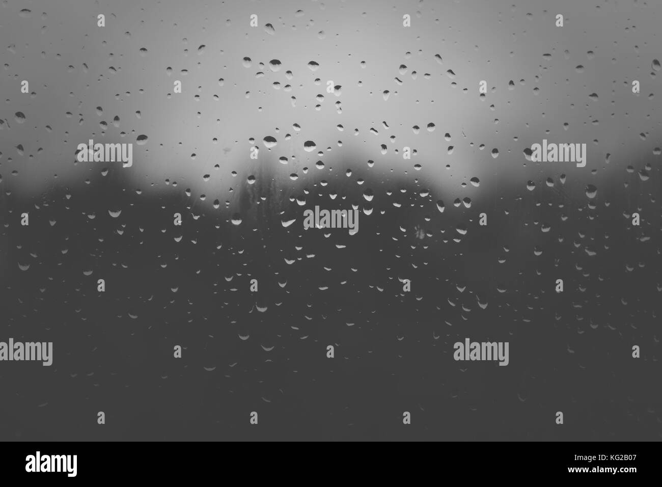 La pluie sur une vitre. gouttes d'eau sur la vitre. nuit Pluie. photo en noir et blanc Banque D'Images