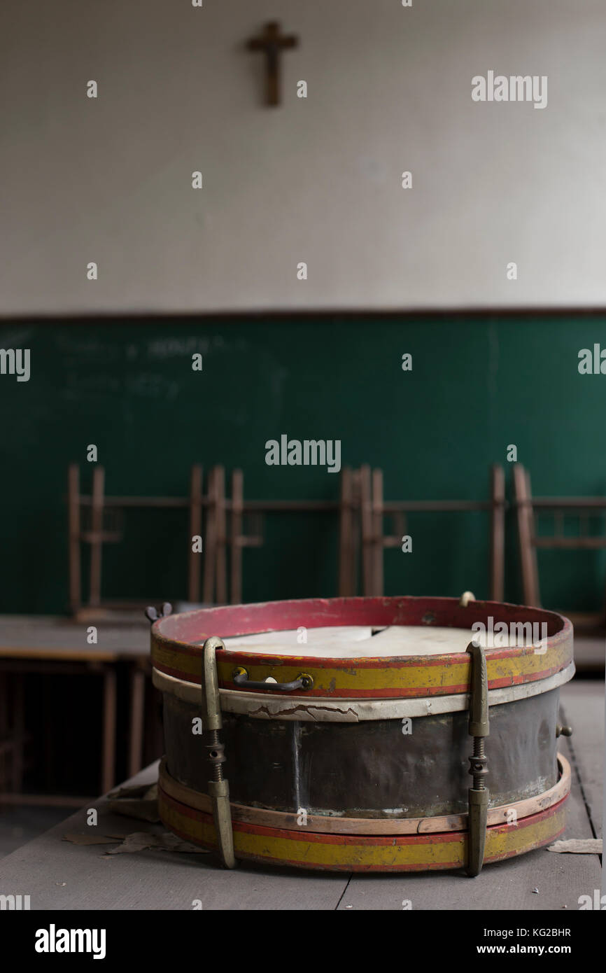 Tambour avec drapeau espagnol, l'école catholique Banque D'Images