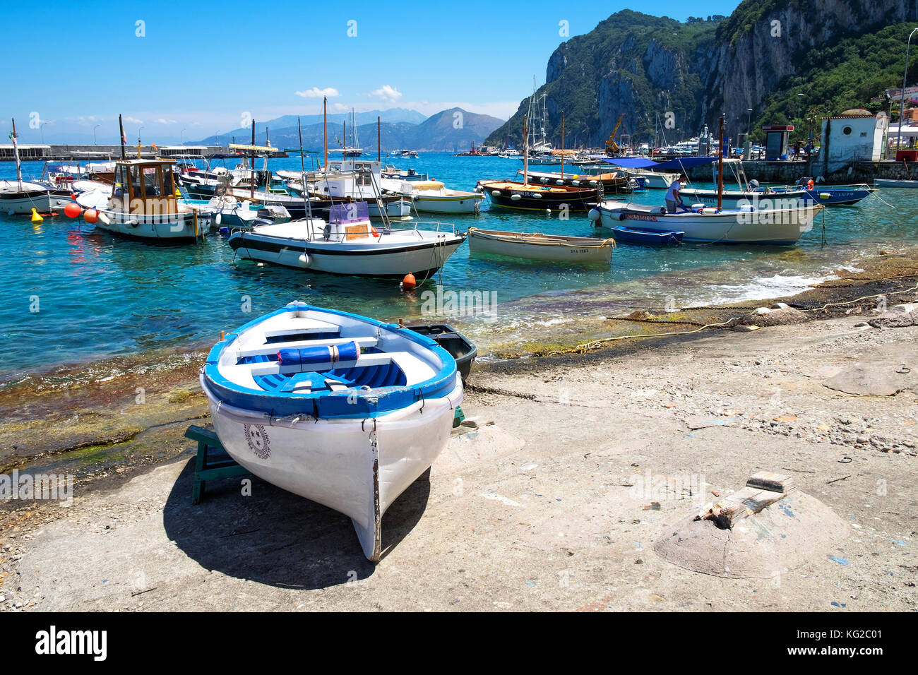 Des bateaux de pêche à Marina Grande, sur l'île de Capri, Italie. Banque D'Images