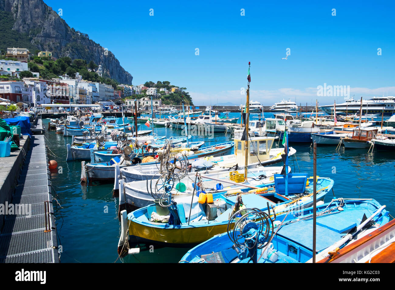 Des bateaux de pêche à Marina Grande, sur l'île de Capri, Italie. Banque D'Images