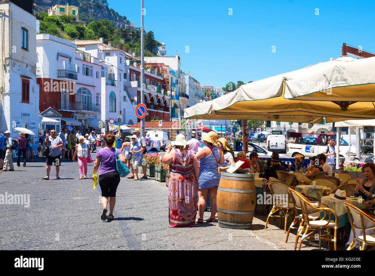 Les visiteurs dans les cafés à Marina Grande, sur l'île de Capri, Italie. Banque D'Images