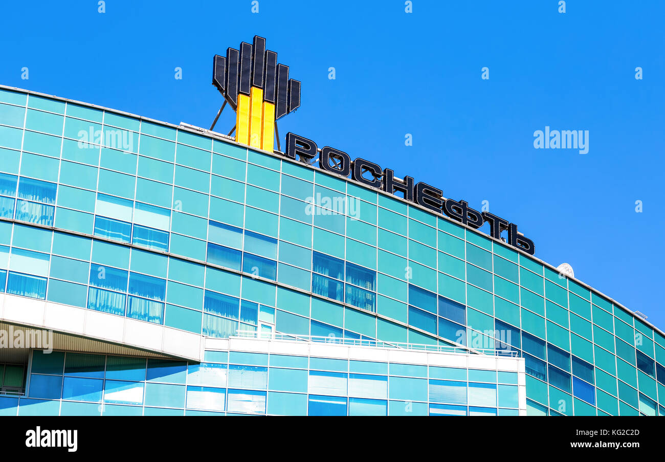 Samara, Russie - 12 juin 2017 : l'emblème de la compagnie pétrolière Rosneft sur l'immeuble de bureaux. Rosneft est l'une des plus grandes compagnies pétrolières russes Banque D'Images