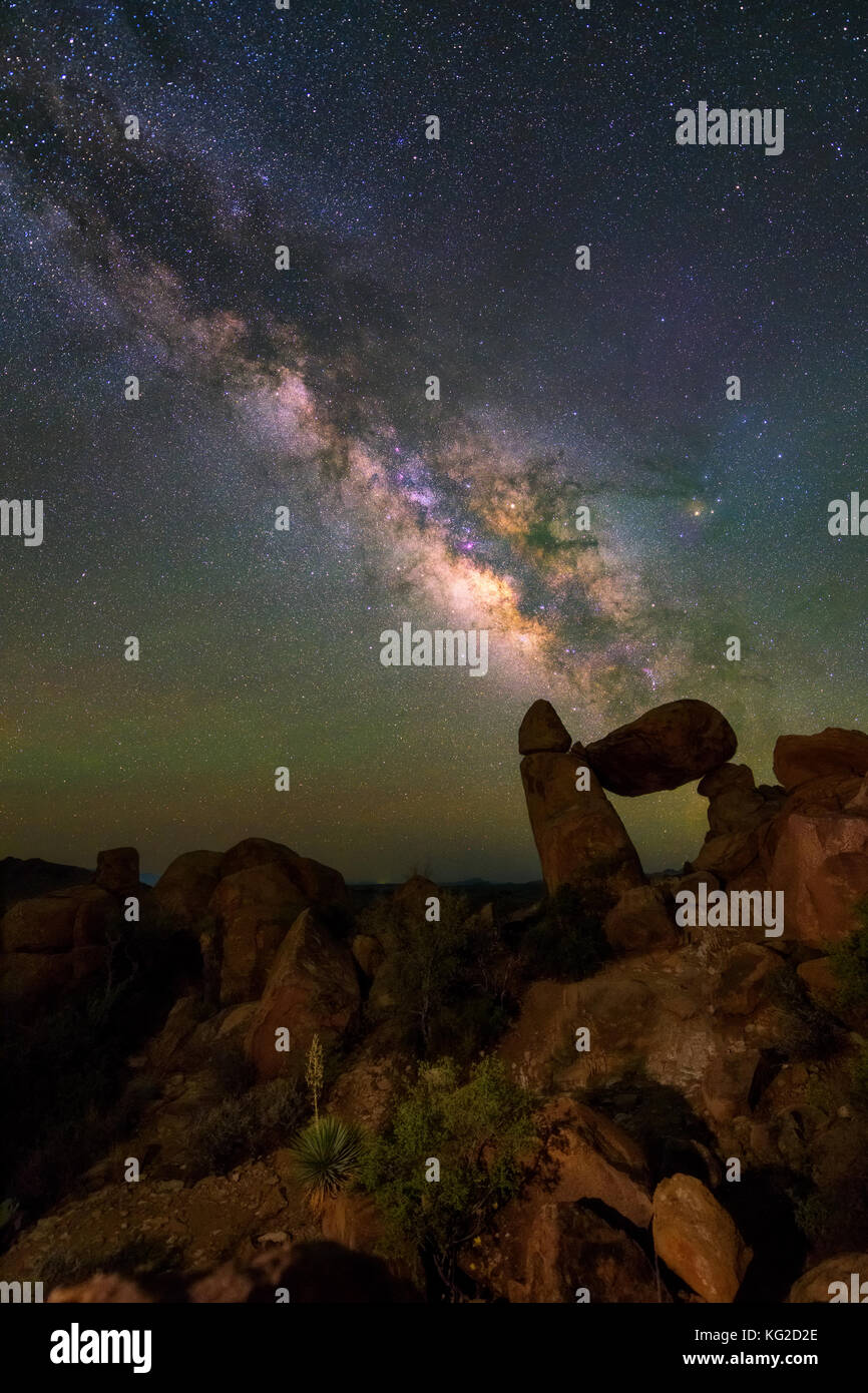 Milky Way à Balanced Rock, parc national de Big Bend, Texas, États-Unis. Constellation et galaxie Banque D'Images