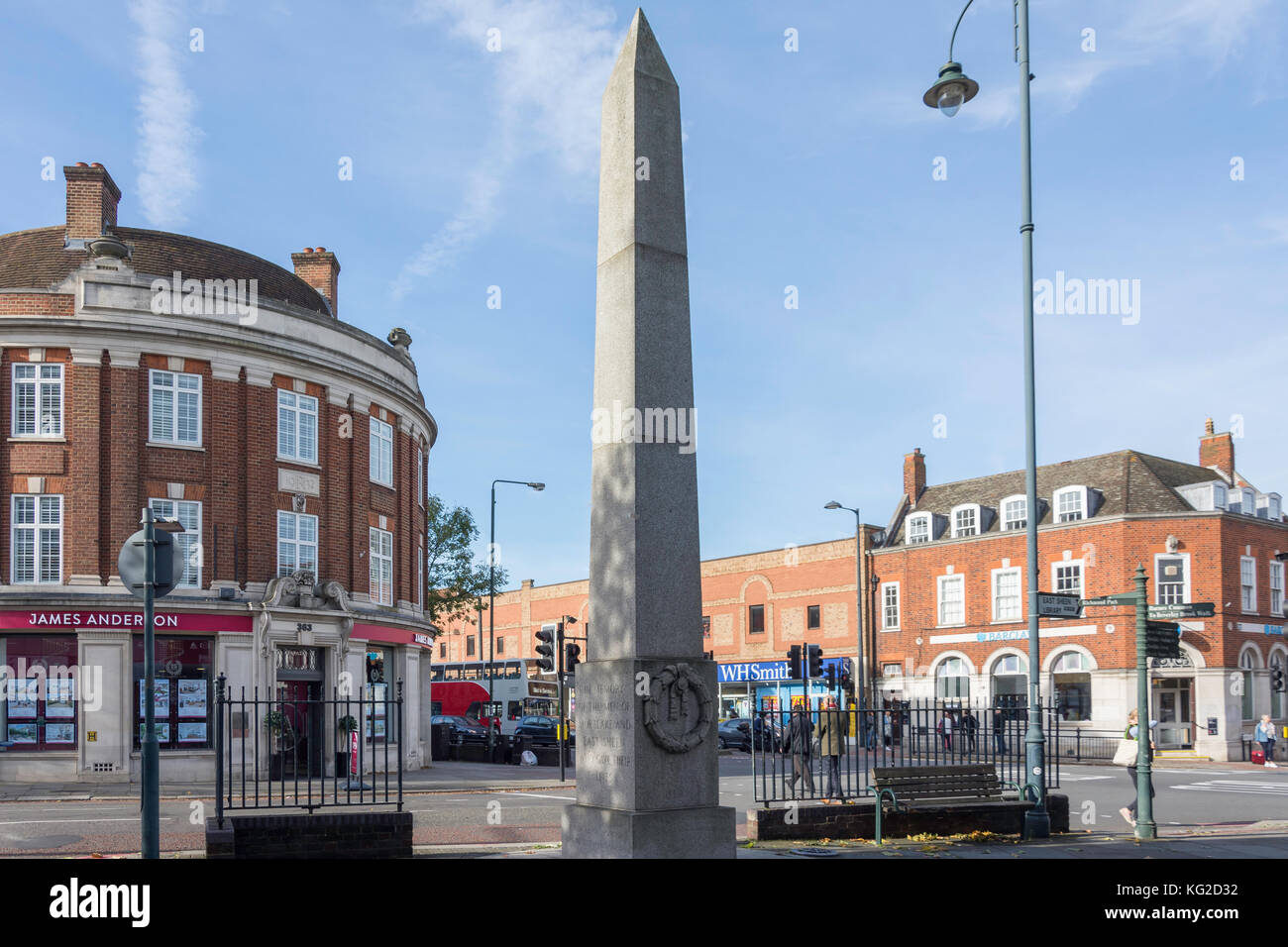 Monument commémoratif de guerre à La Triangle, Upper Richmond Road, East Sheen, London Borough of Richmond upon Thames, Grand Londres, Angleterre, Royaume-Uni Banque D'Images