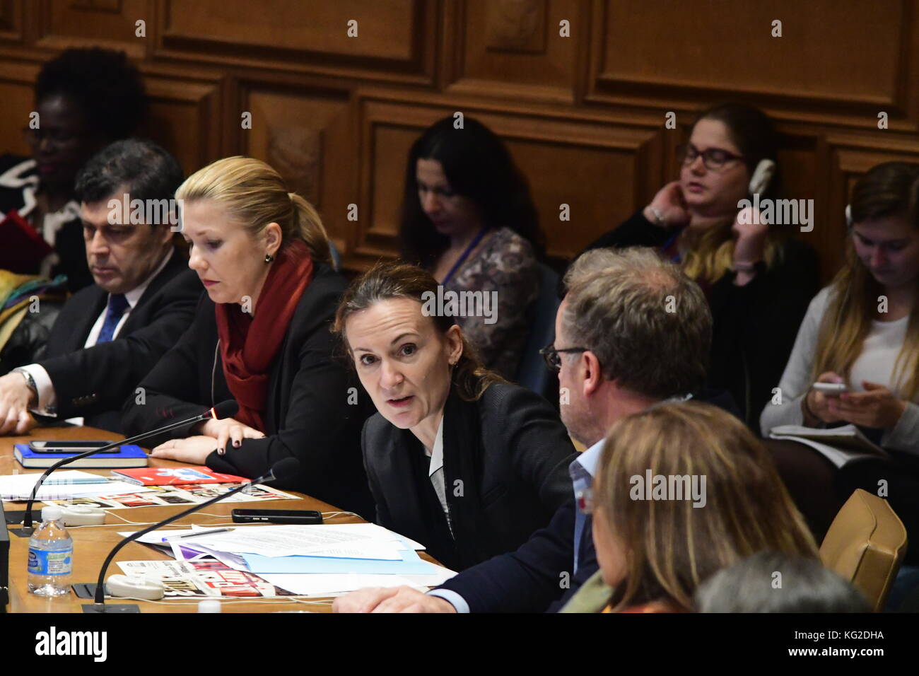 Mme Anne Guegen, représentante permanente adjointe de la France, prend la parole. L'UNESCO s'est jointe à la Mission permanente des Nations Unies en Grèce pour accueillir une table ronde: "Mettre fin à l'impunité pour les crimes contre les journalistes: Renforcer la mise en œuvre et le cas des femmes journalistes" avec Mme Penelope Manis de CNN en tant que modérateur. Parmi les orateurs présents, mentionnons Mme Anne Guegen, Représentante permanente adjointe pour la France; Christophe Delaire, Directeur exécutif de Reporters sans frontières; Mme Michelle Ferrier, créateur de l'outil anti-harcèlement en ligne TrollBusters; Nupur Basu, cinéaste indien et créateur de Velvet Revol Banque D'Images