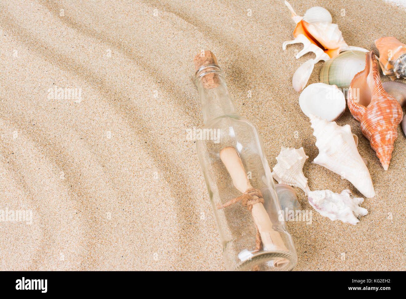Message en bouteille sur la plage. été avec fond de sable chaud Banque D'Images