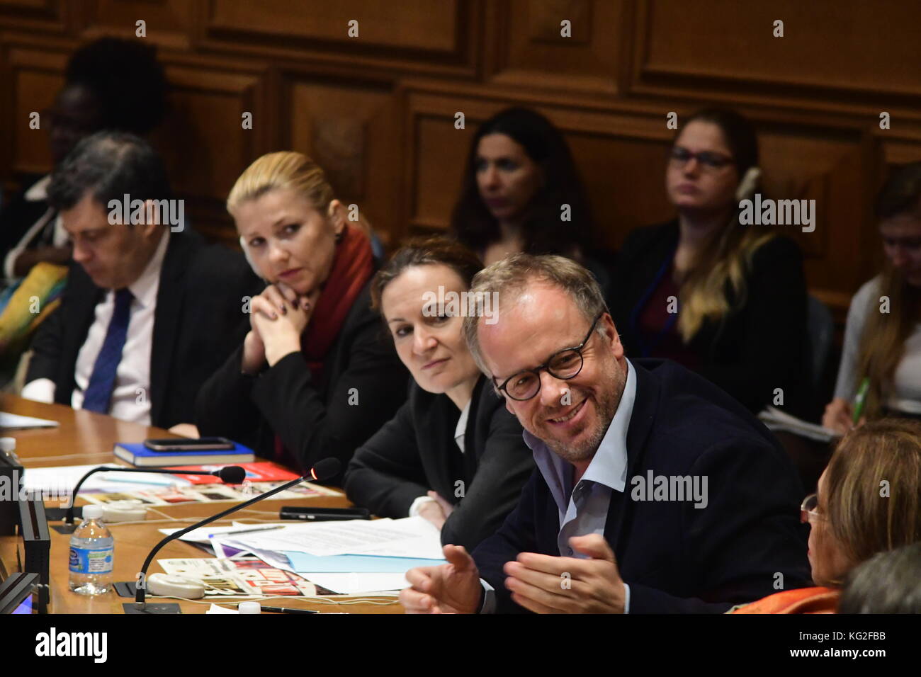 3ème de gauche, anne guegen, représentant permanent adjoint de la france & christophe delaire, directeur général de Reporters sans frontières écouter les commentaires par le modérateur, Penelope manis. L'Unesco s'est joint à la mission permanente de la Grèce auprès de l'hôte d'une réunion-débat : 'La fin de l'impunité pour les crimes commis contre les journalistes : le renforcement de la mise en œuvre et l'affaire des femmes journalistes' avec mme. penelope manis de cnn agissant comme modérateur. sur parleurs inclus Mme. Anne guegen, représentant permanent adjoint de la France ; christophe delaire, directeur général de Reporters sans frontières ; ms. Banque D'Images