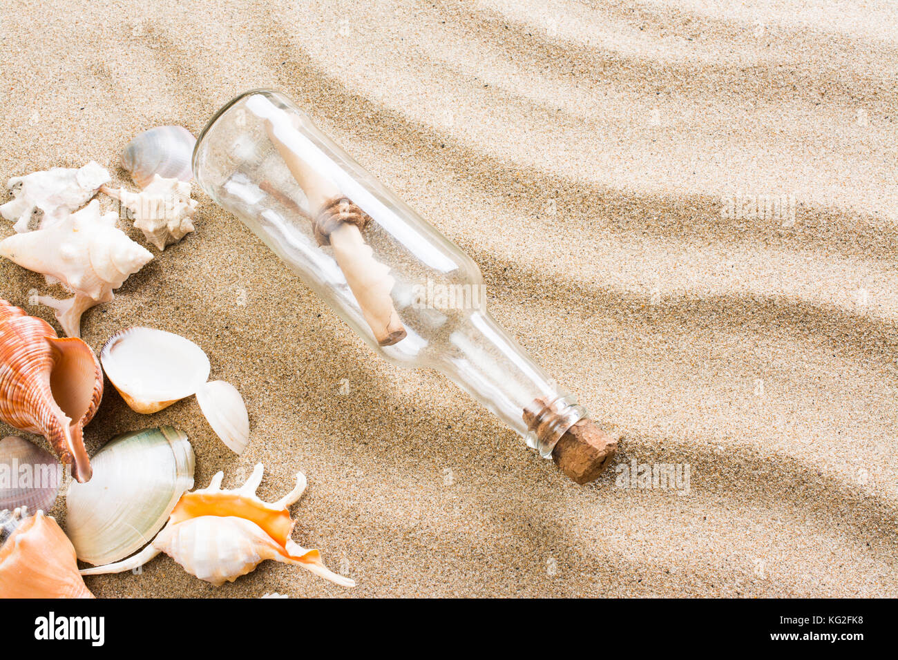 Message en bouteille sur la plage. été avec fond de sable chaud Banque D'Images