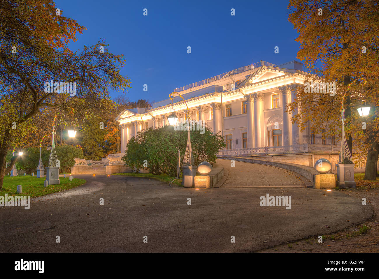 St. Petersburg, Russie - 3 octobre, 2016 : night view of illuminated yelagin palace en automne Banque D'Images