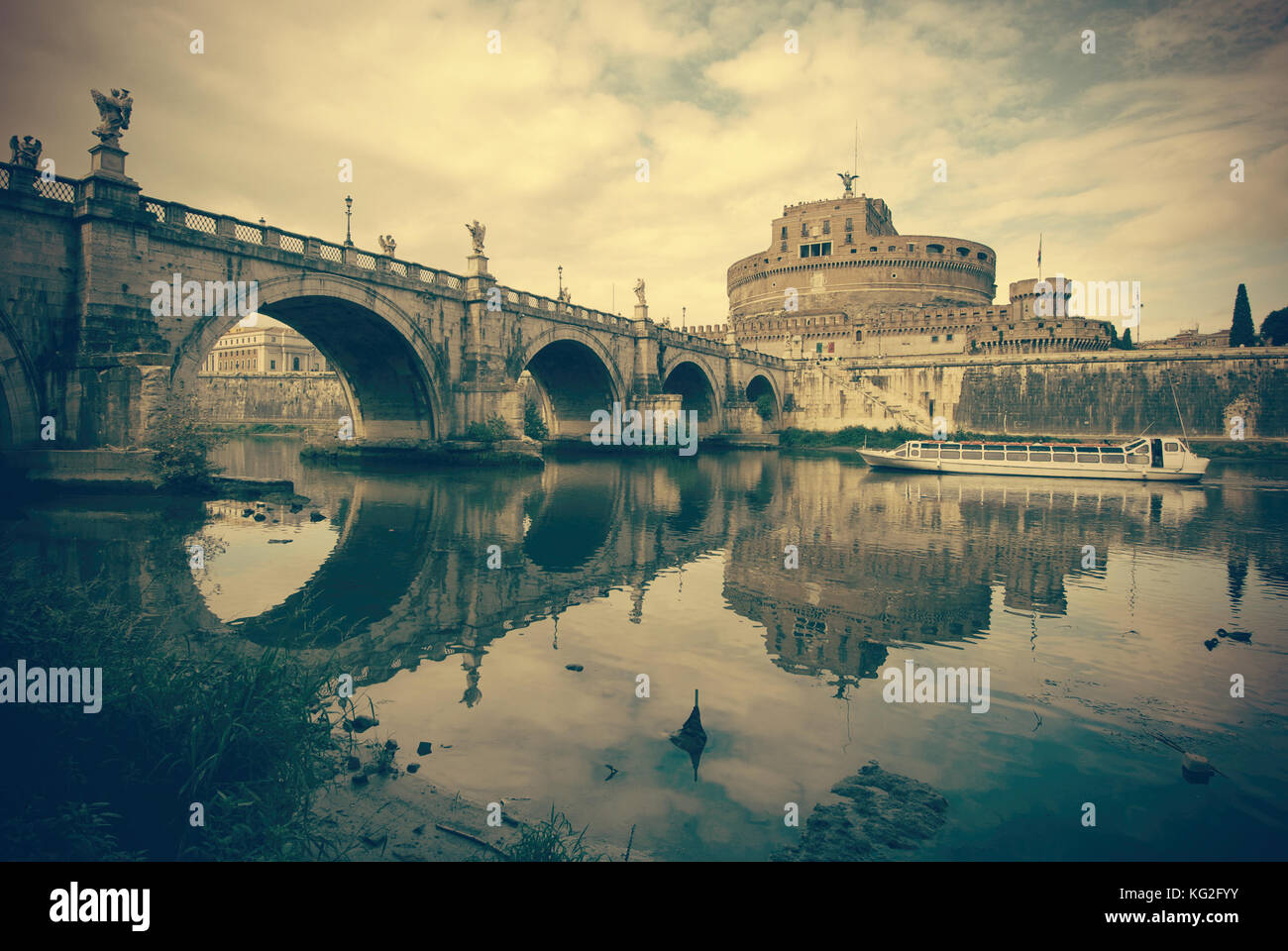 Château Saint angel et pont sur le Tibre à Rome, en Italie, dans un style vintage. Banque D'Images