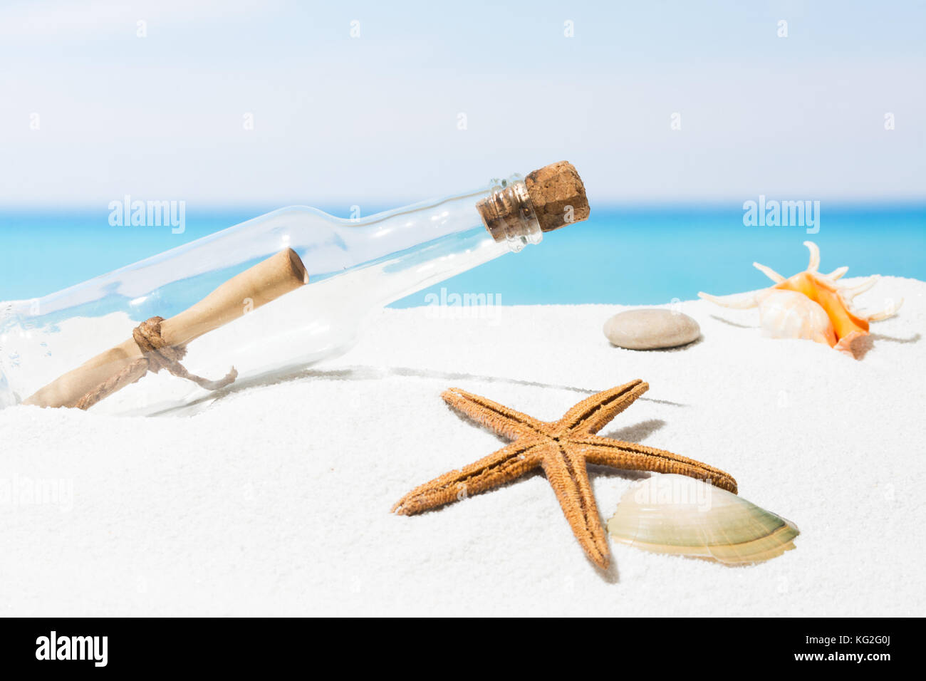 Message en bouteille sur la plage avec du sable blanc, de mer tropical Banque D'Images