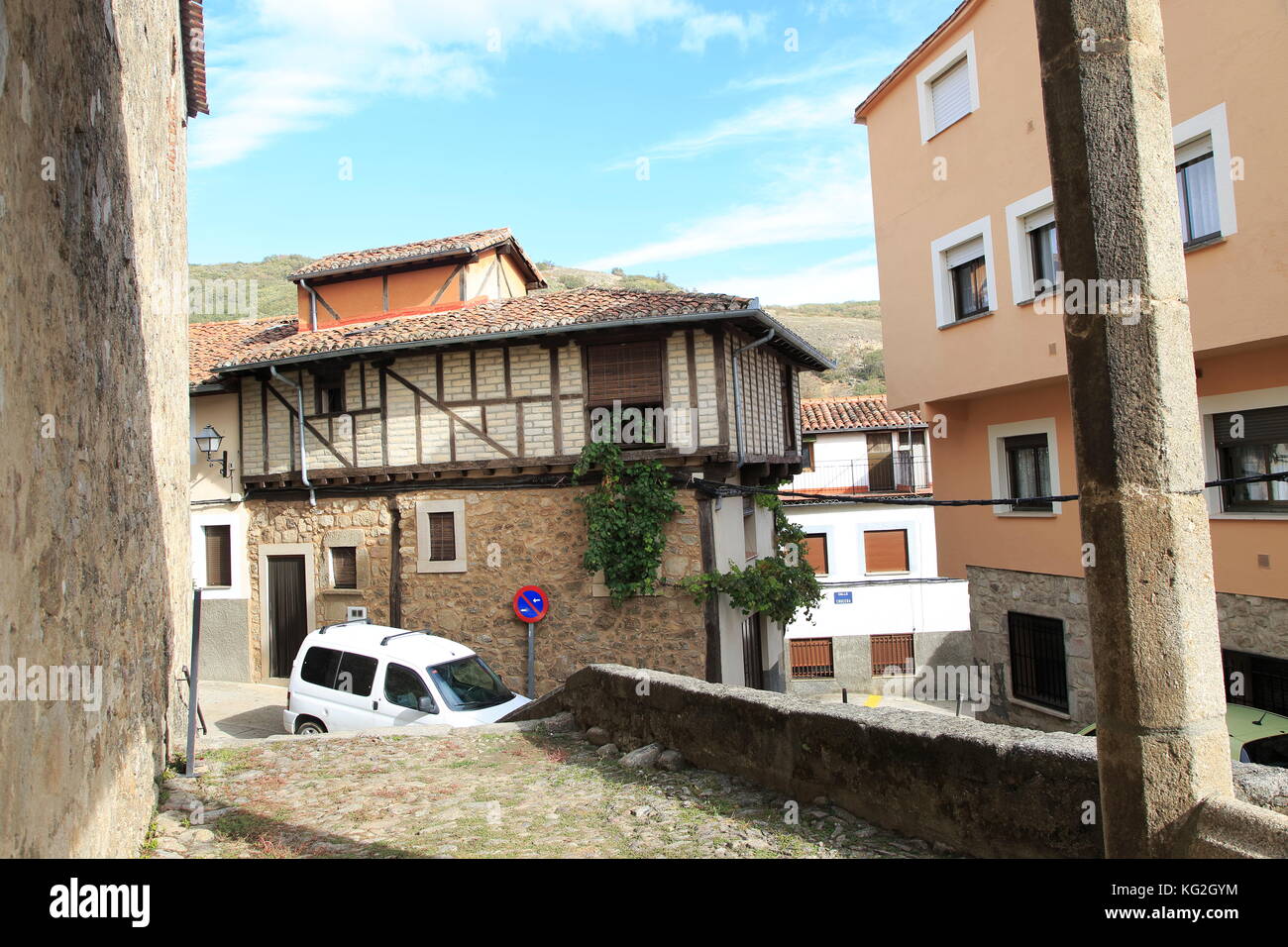 Maisons traditionnelles et modernes de l'architecture des maisons rue étroite, Garganta la Olla, La Vera, Estrémadure, Espagne Banque D'Images