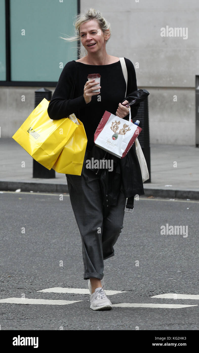 London - oct 28, 2017 : zoe ball presenter vu arriver à la BBC Radio 2 studios Banque D'Images