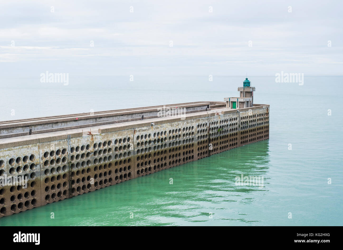 Mur du port à Dieppe, France par une journée encore calme. Banque D'Images