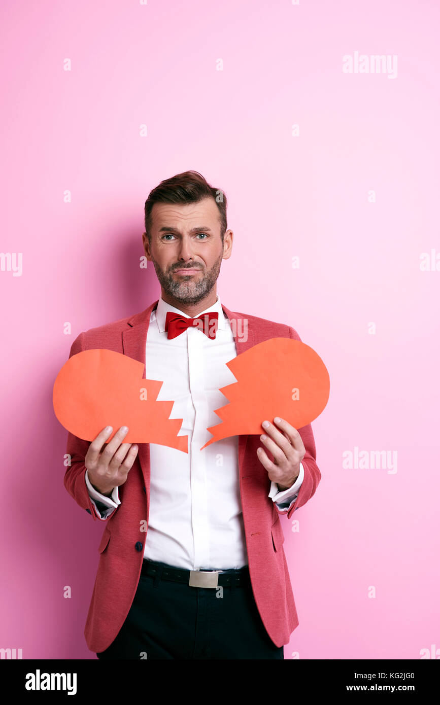 L'homme affolé holding cœur brisé Banque D'Images