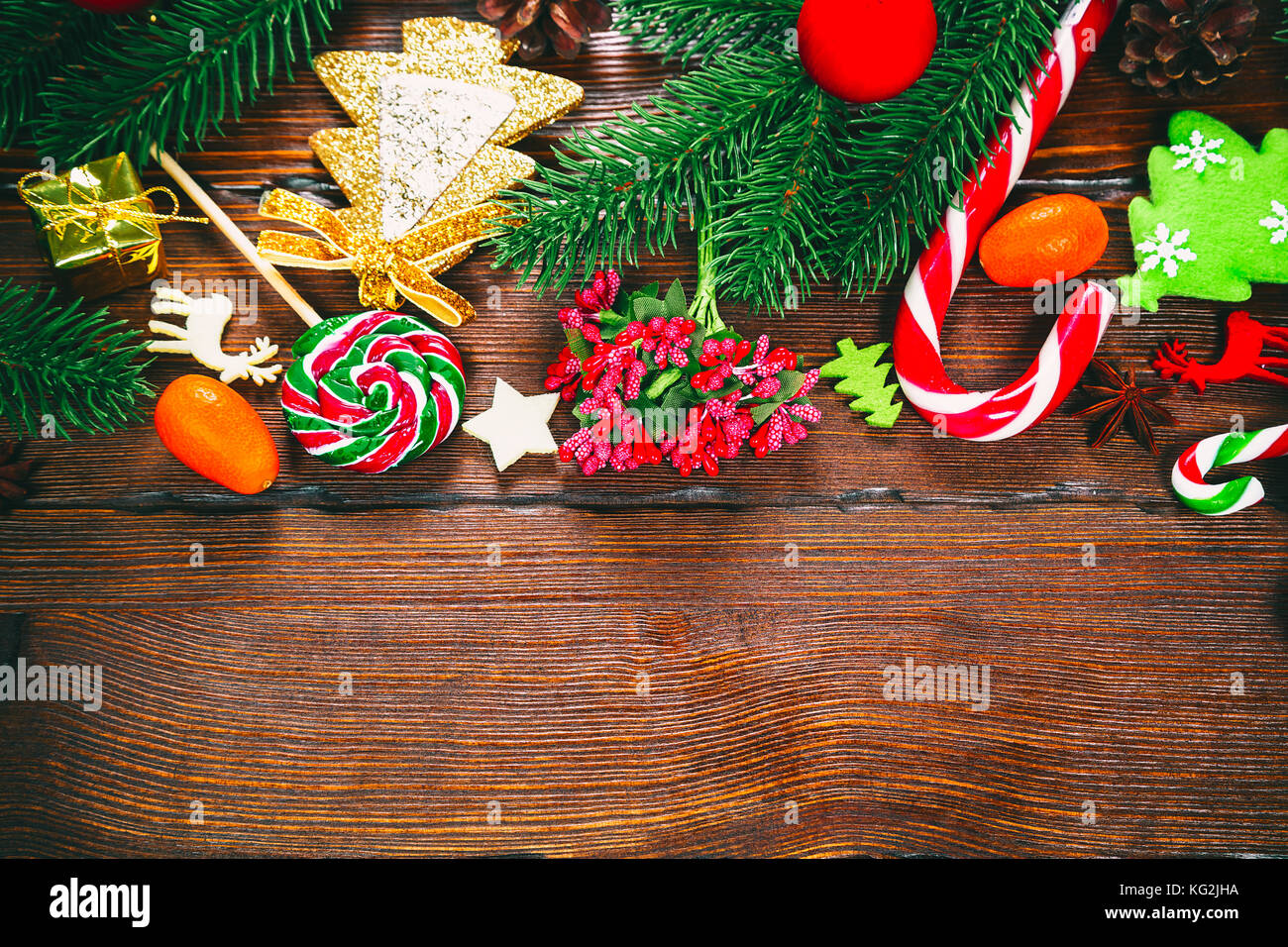 Fond de Noël avec des branches d'arbre de Noël, ornements, décorations et bonbons. espace libre Banque D'Images Fond de Noël avec des branches d'arbre de Noël, ornements, décorations et bonbons. espace libre Banque D'Images