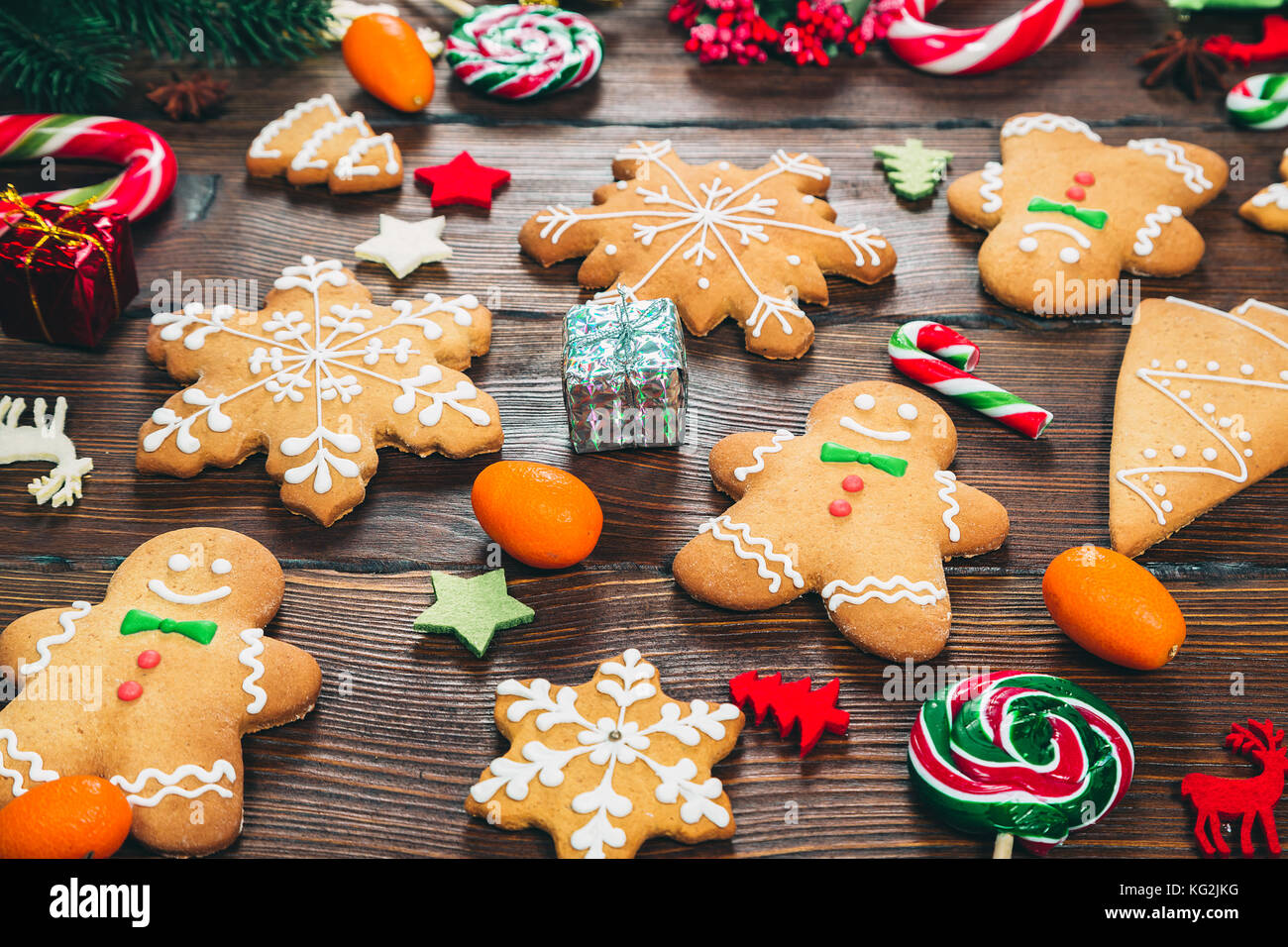 Maison gingerbread cookies de Noël sur table en bois avec des bonbons et des décorations de Noël Nouvel an arrière-plan. Banque D'Images