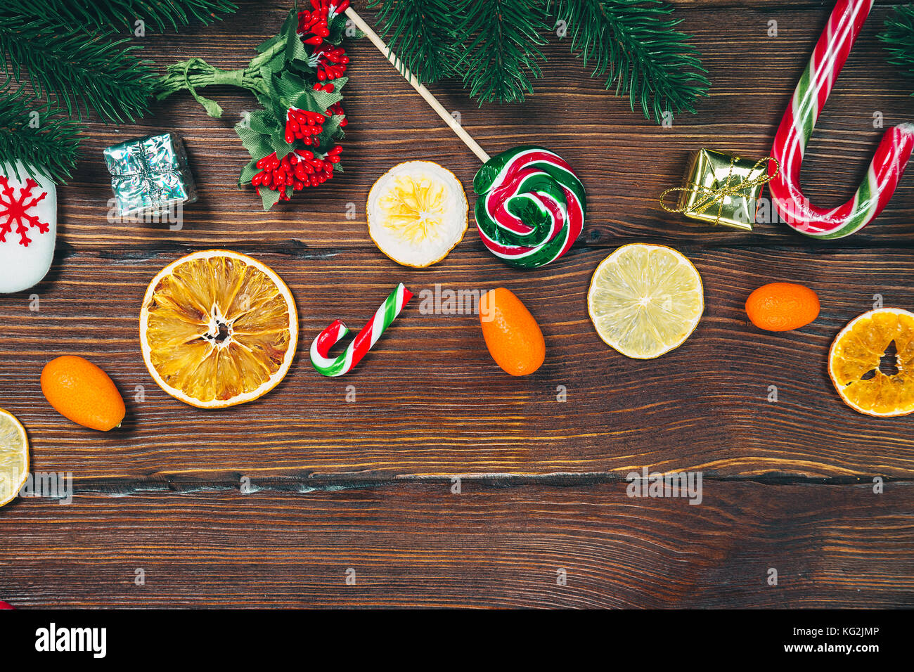 Fond de Noël avec des branches d'arbre de Noël, ornements, décorations et bonbons. espace libre Banque D'Images Fond de Noël avec des branches d'arbre de Noël, ornements, décorations et bonbons. espace libre Banque D'Images