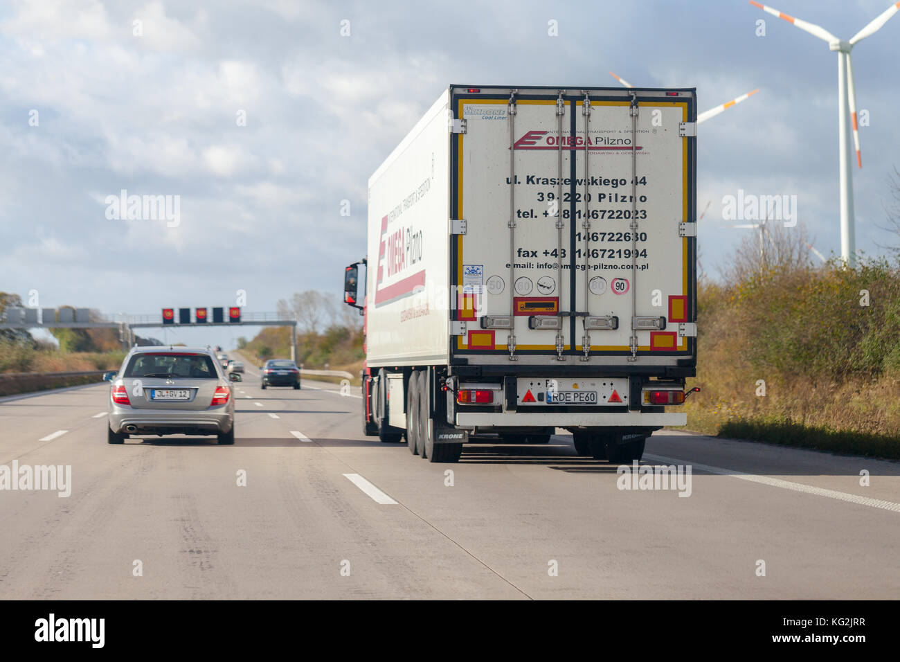 Braunschweig / Allemagne - 29 octobre 2017 : camion de transitaire polonaise pilzno omega durs sur autoroute allemande A2. Banque D'Images