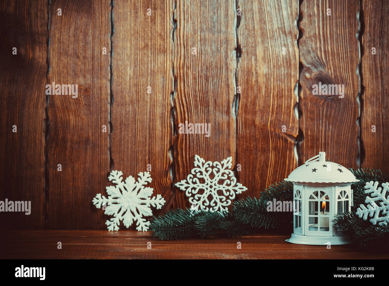 Noël lanterne éclairée par des bougies avec des branches d'arbre de Noël, et les flocons de neige sur fond de bois vintage espace libre. Banque D'Images Noël lanterne éclairée par des bougies avec des branches d'arbre de Noël, et les flocons de neige sur fond de bois vintage espace libre. Banque D'Images