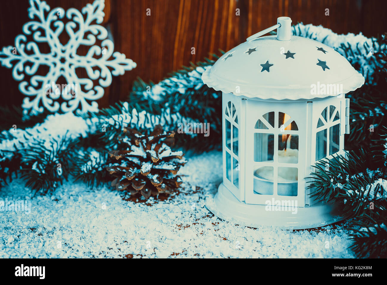 Noël lanterne avec éclairée par des bougies, des branches d'arbre de Noël, des cônes, des flocons de neige et sur fond de bois vintage espace libre. Banque D'Images Noël lanterne avec éclairée par des bougies, des branches d'arbre de Noël, des cônes, des flocons de neige et sur fond de bois vintage espace libre. Banque D'Images