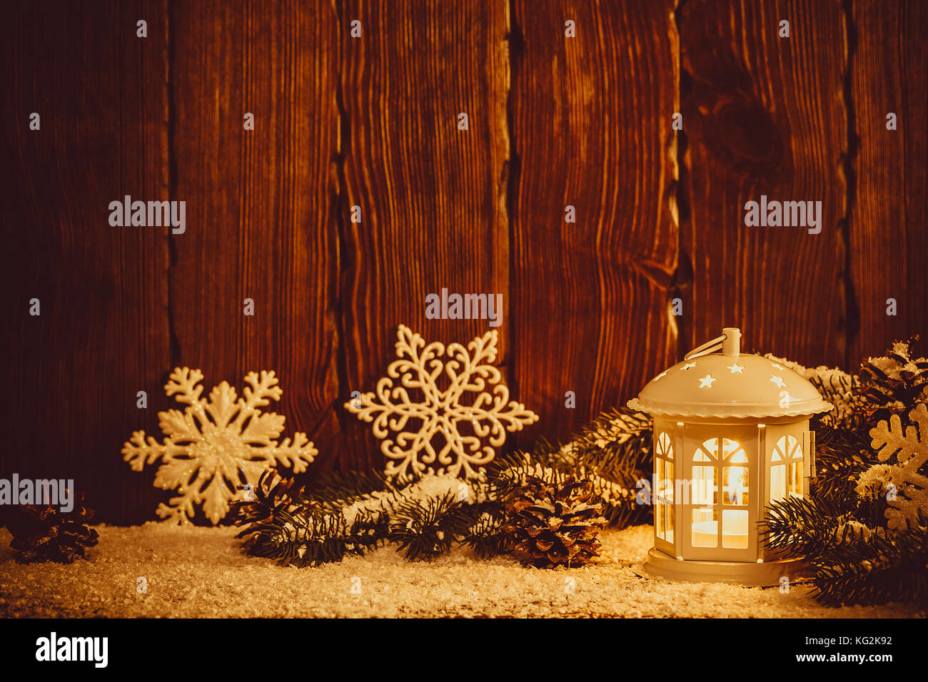 Noël lanterne avec éclairée par des bougies, des branches d'arbre de Noël, des cônes, des flocons de neige et sur fond de bois vintage espace libre. Banque D'Images Noël lanterne avec éclairée par des bougies, des branches d'arbre de Noël, des cônes, des flocons de neige et sur fond de bois vintage espace libre. Banque D'Images