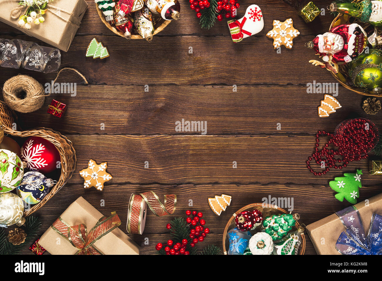 Fond de noël avec cadeaux, jouets, des branches d'arbre, le nouvel an du décor, bonbons et biscuits au gingembre sur le vieux fond de bois. cadre avec l'espace libre Banque D'Images Fond de noël avec cadeaux, jouets, des branches d'arbre, le nouvel an du décor, bonbons et biscuits au gingembre sur le vieux fond de bois. cadre avec l'espace libre Banque D'Images