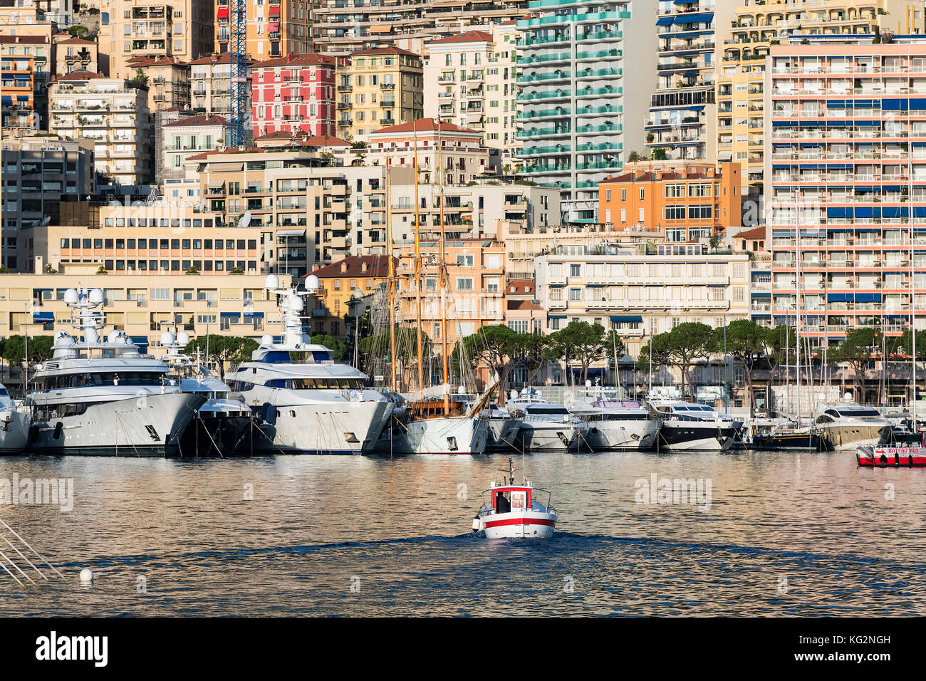 Yachts amarrés dans le port hercule, Monaco. Banque D'Images