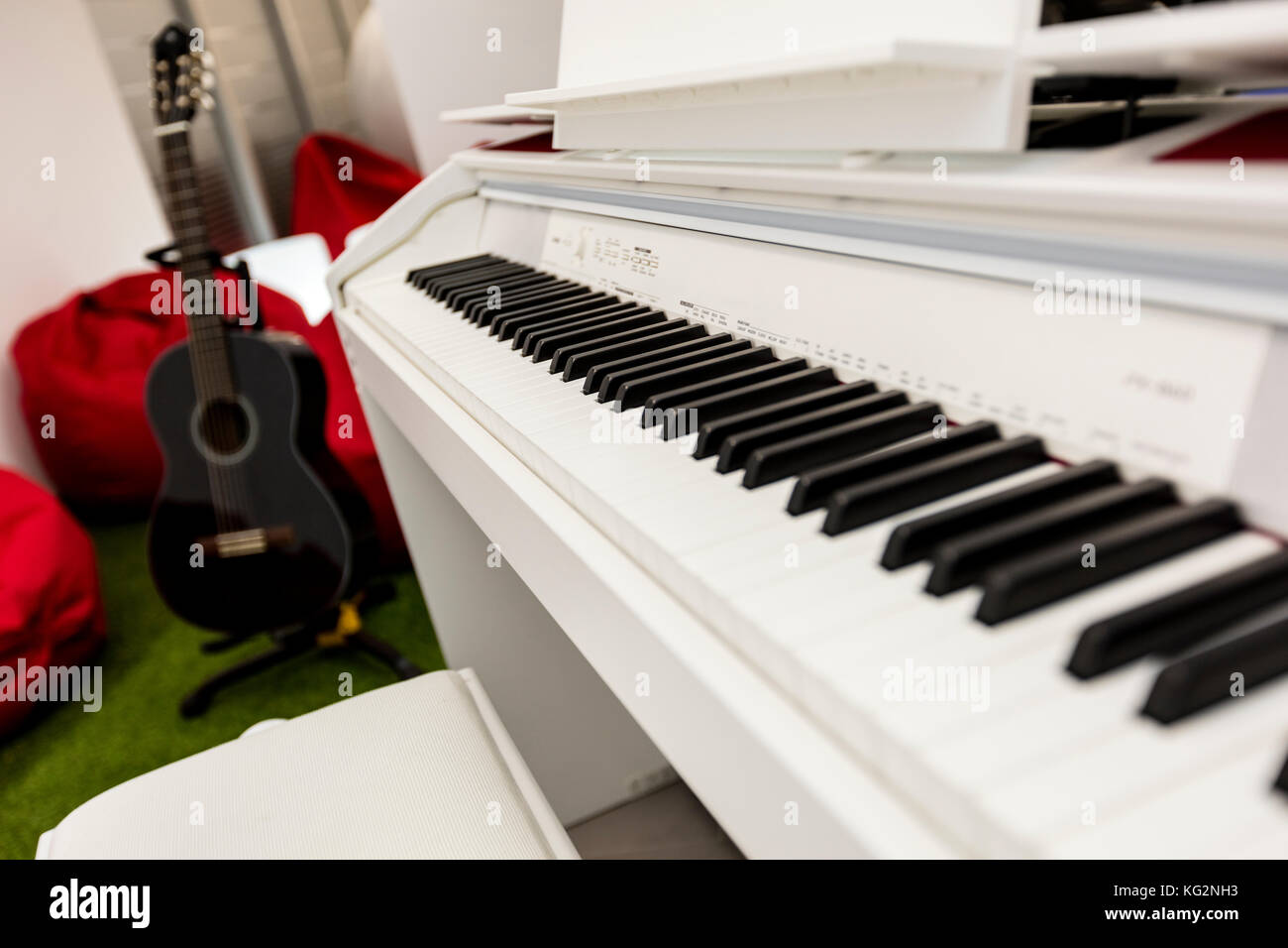 Bâtiment moderne, blanc clavier de piano à la guitare, noir et rouge sacs à  l'arrière-plan Photo Stock - Alamy
