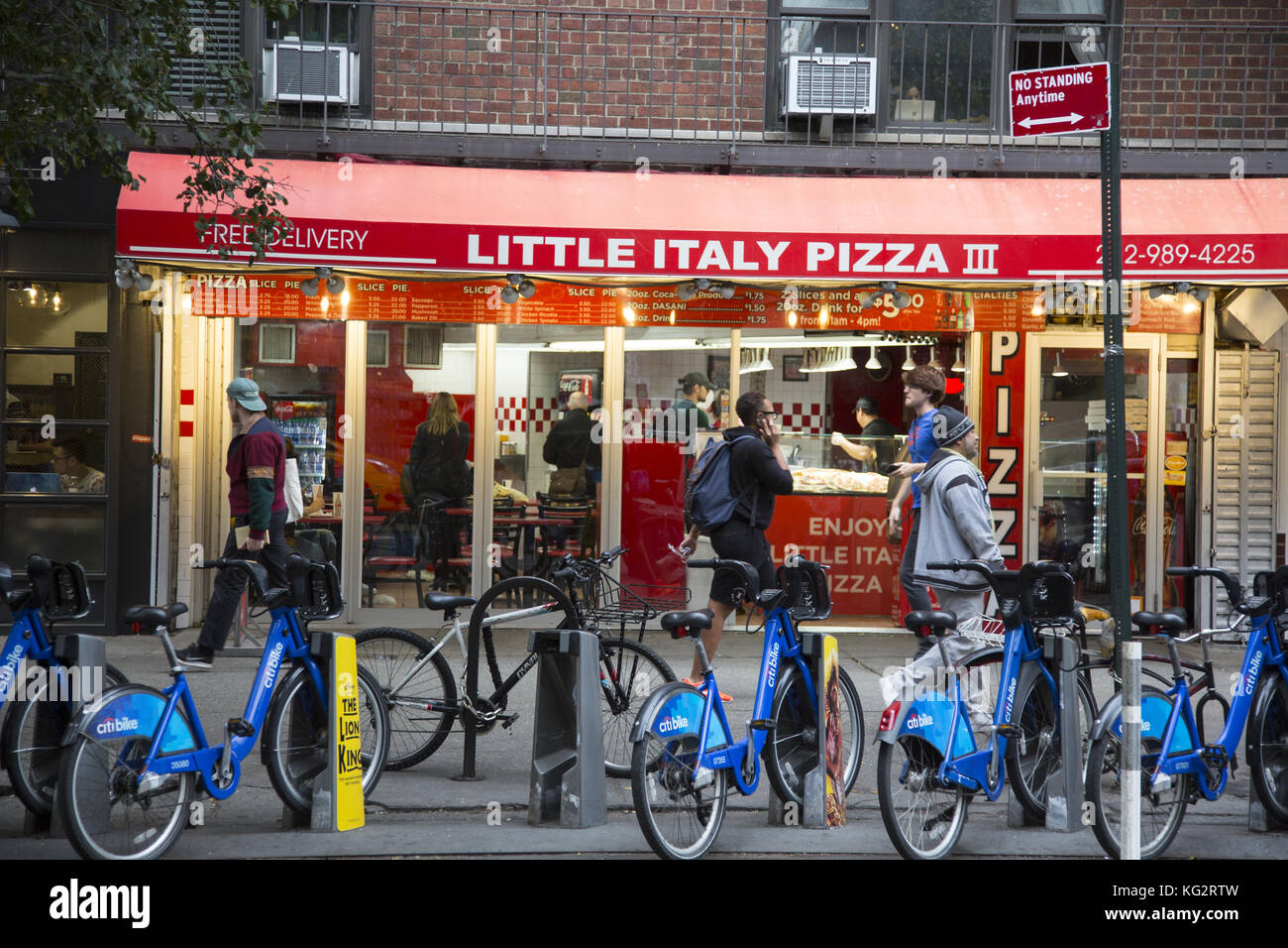 City Bikes se trouve à l'extérieur d'une pizzeria sur University place à Greenwich Village, New York. Banque D'Images