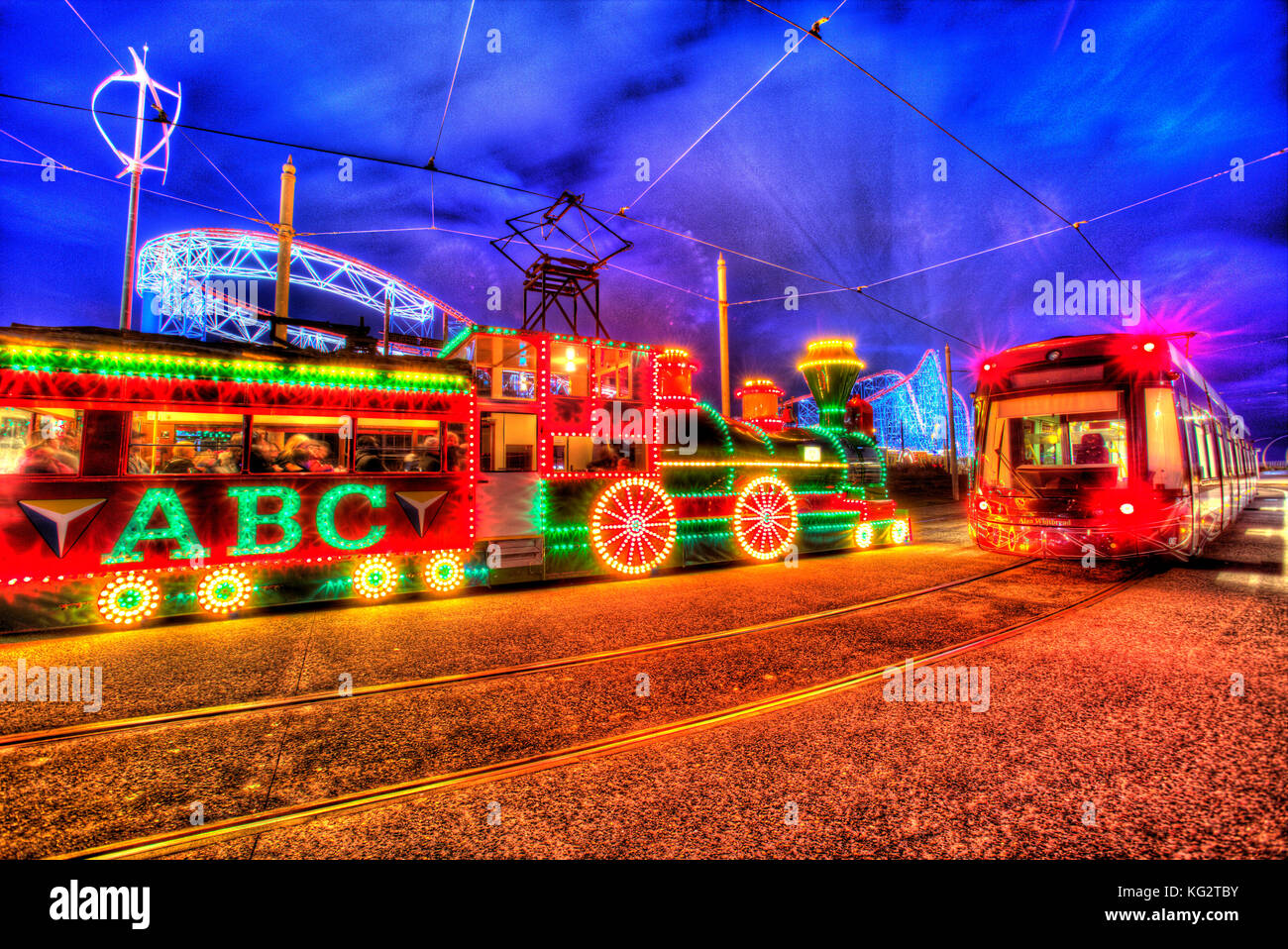 Ville de Blackpool, Angleterre. Vue de nuit de l'artistique allumé des tramways, au cours de la fête, avec l'illumination de Blackpool Pleasure Beach Blackpool Banque D'Images