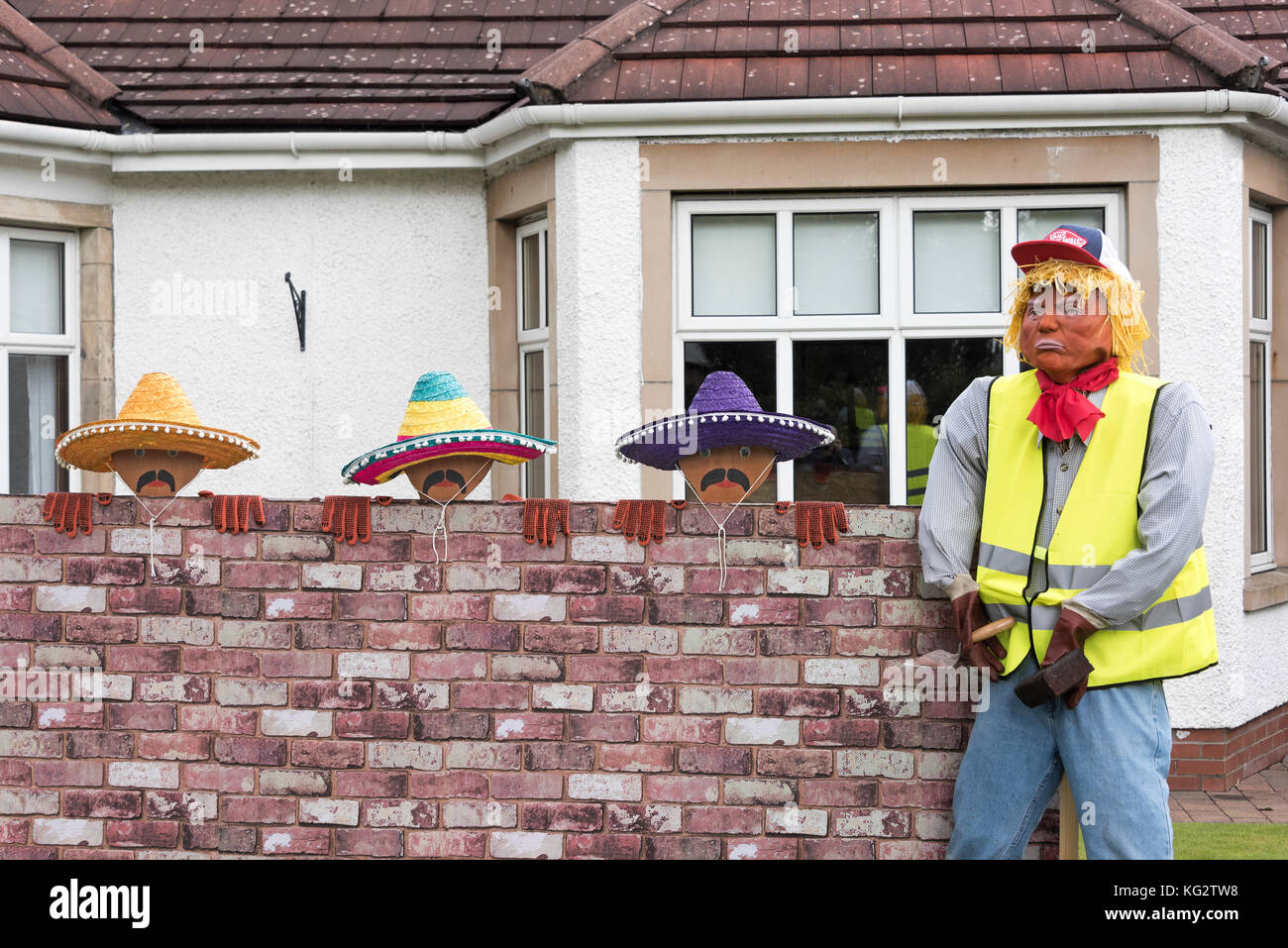 Festival de l'épouvantail pièce drôle montrant Président Trump et mexicains par 'le mur' ;. Banque D'Images