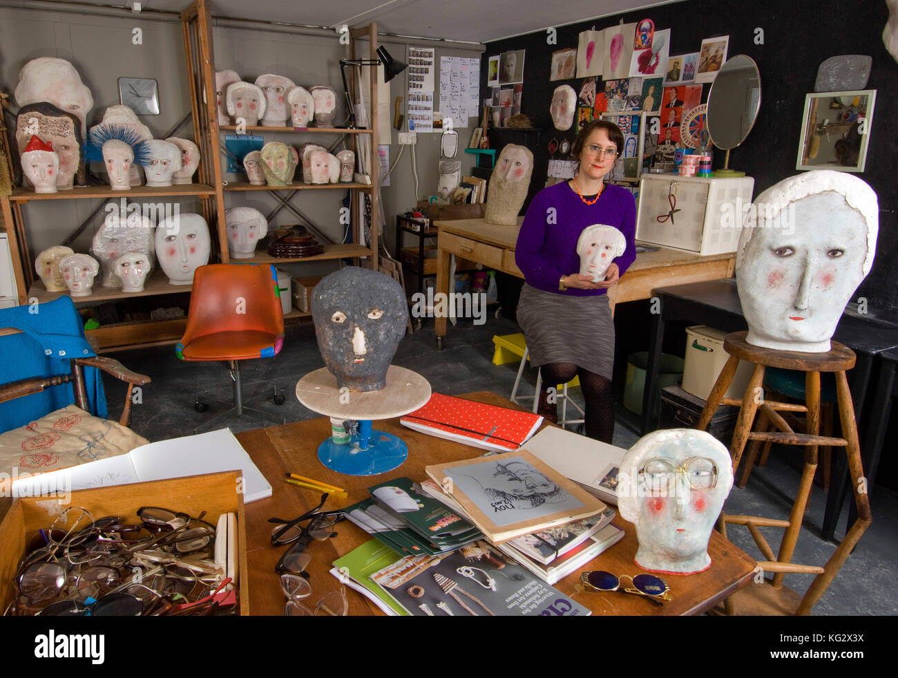 Claire Loder, céramiste dans son home studio. Banque D'Images