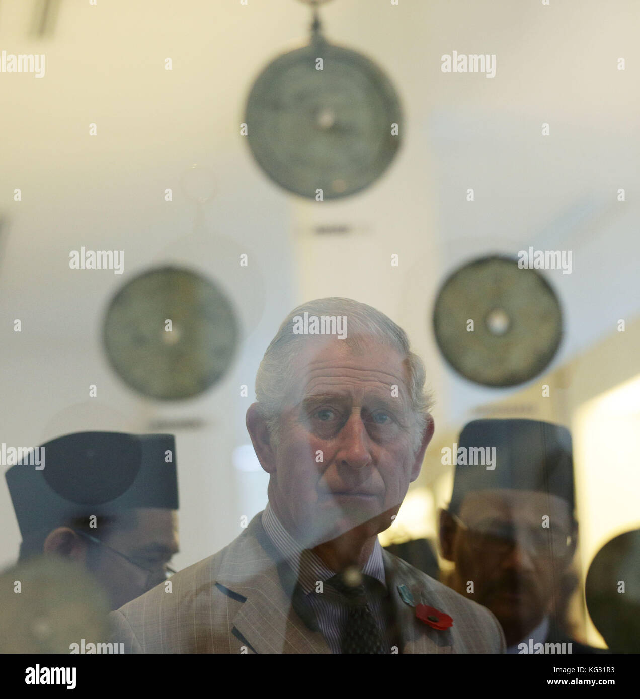 Le Prince de Galles regardant des expositions lors de sa visite au Musée des Arts islamiques de Kuala Lumpur, Malaisie. Banque D'Images