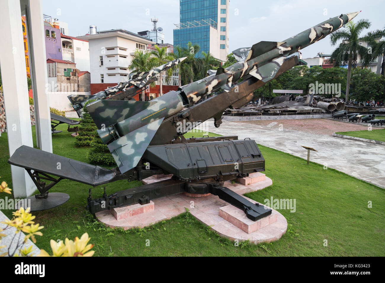Missiles anti-aériens dans le Musée de la victoire B-52 à Hanoi, Vietnam Banque D'Images