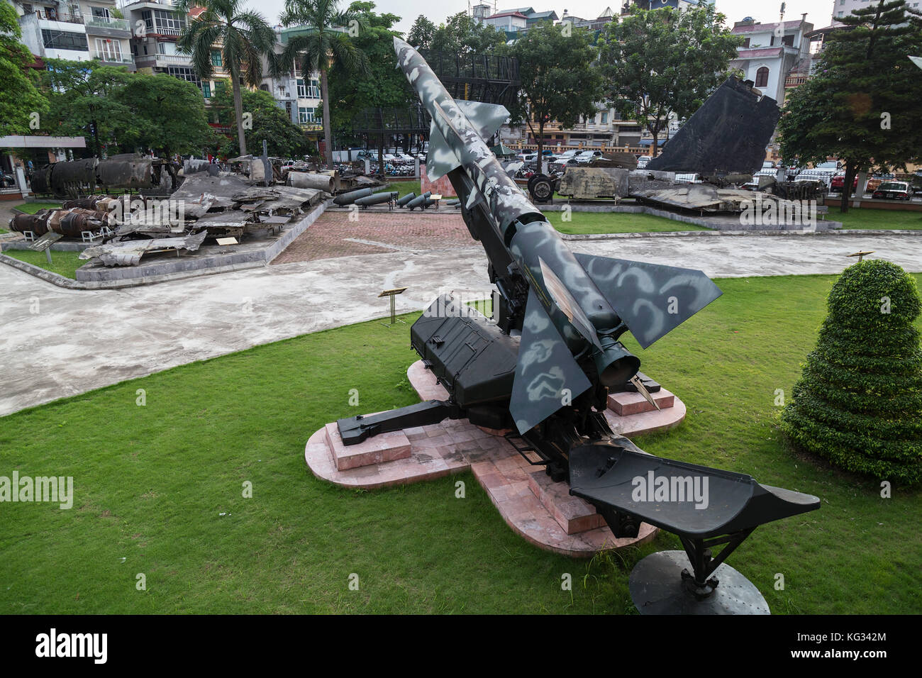 Missiles anti-aériens dans le Musée de la victoire B-52 à Hanoi, Vietnam Banque D'Images