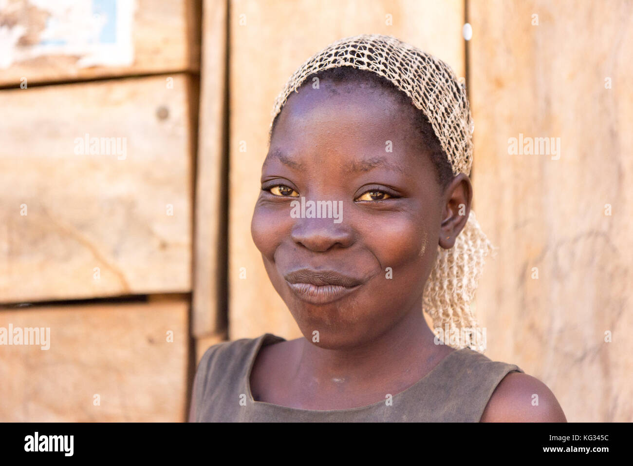 Une jeune femme en face d'une cabane en bois. Banque D'Images