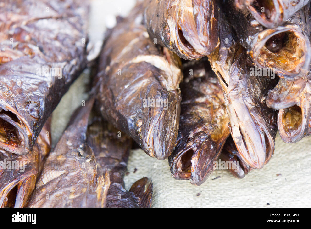 Séchage du poisson sur le marché. Photo taken in Najja, l'Ouganda, le 9 mai 2017. Banque D'Images