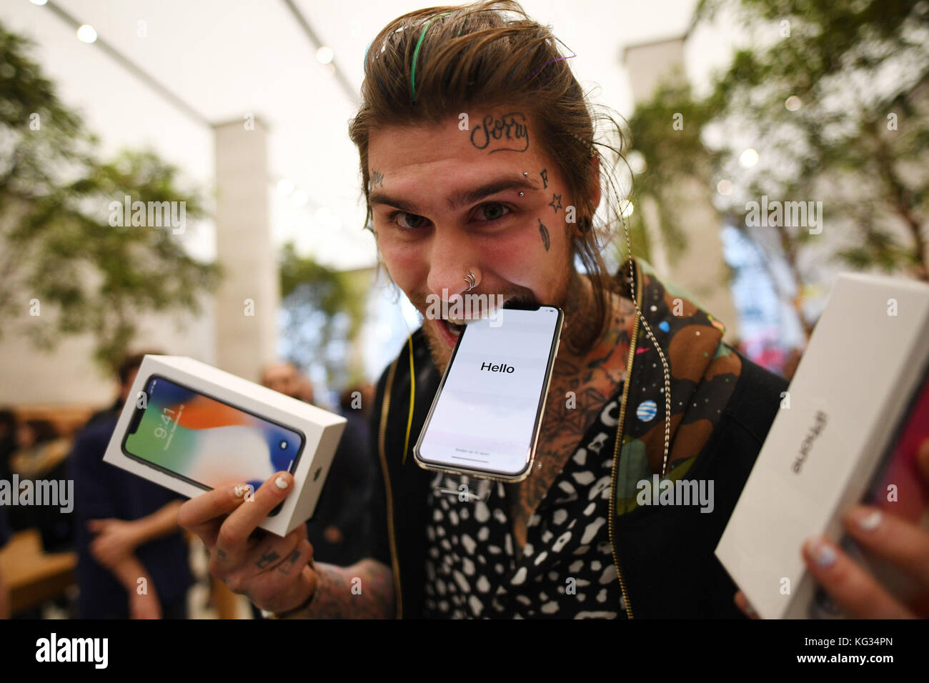 Marco Pierre White Jr tient son nouvel iPhone X à l'extérieur de l'Apple Store de Regent Street, Londres, alors que le nouveau téléphone est en vente au Royaume-Uni. Banque D'Images