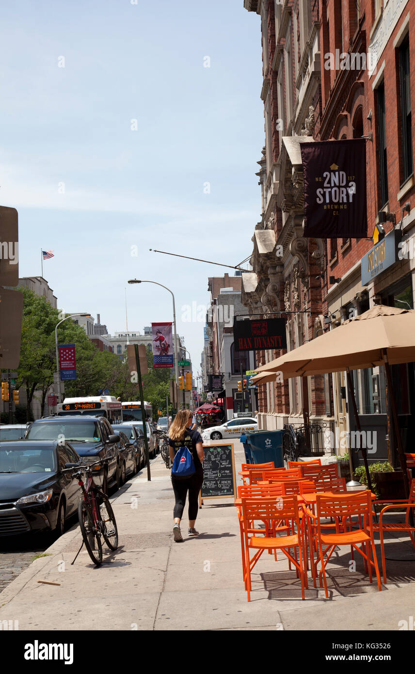 Chestnut Street avec ses restaurants à Philadelphie - USA Banque D'Images