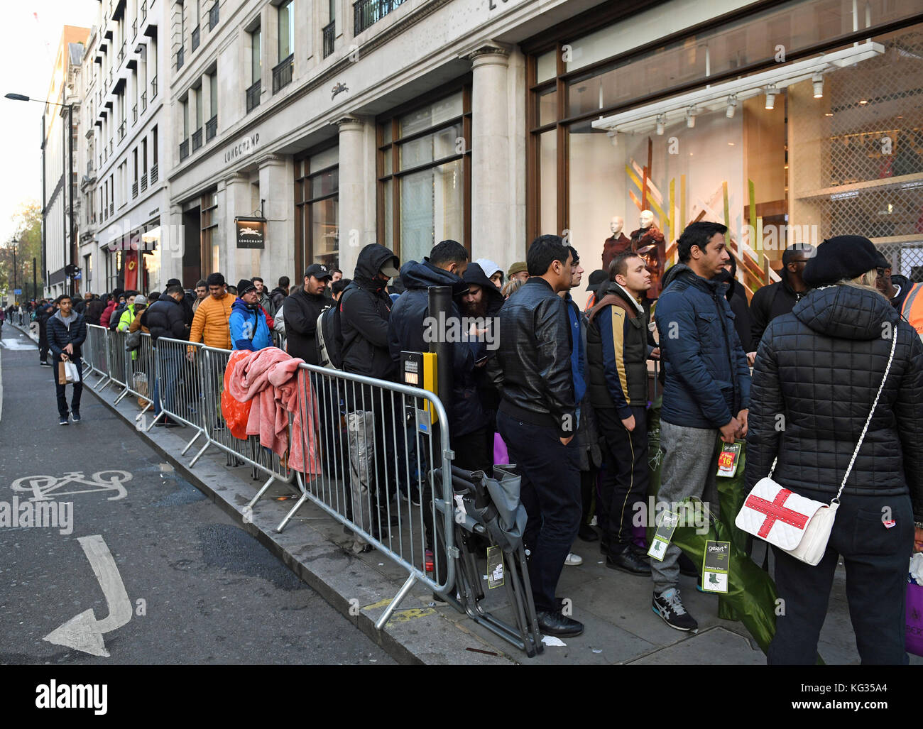 Des gens font la queue devant l'Apple Store de Regent Street, Londres, alors que l'iPhone X est en vente au Royaume-Uni. Banque D'Images