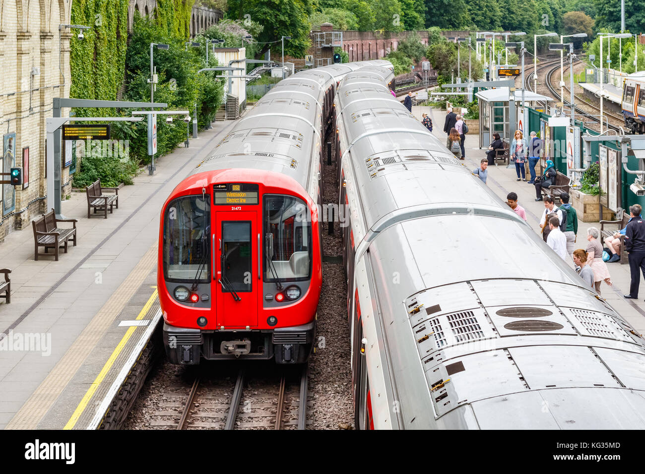 Londres, Royaume-Uni - Octobre 23, 2017 - La station de métro West Brompton, plates-formes avec les voyageurs à bord du train Banque D'Images