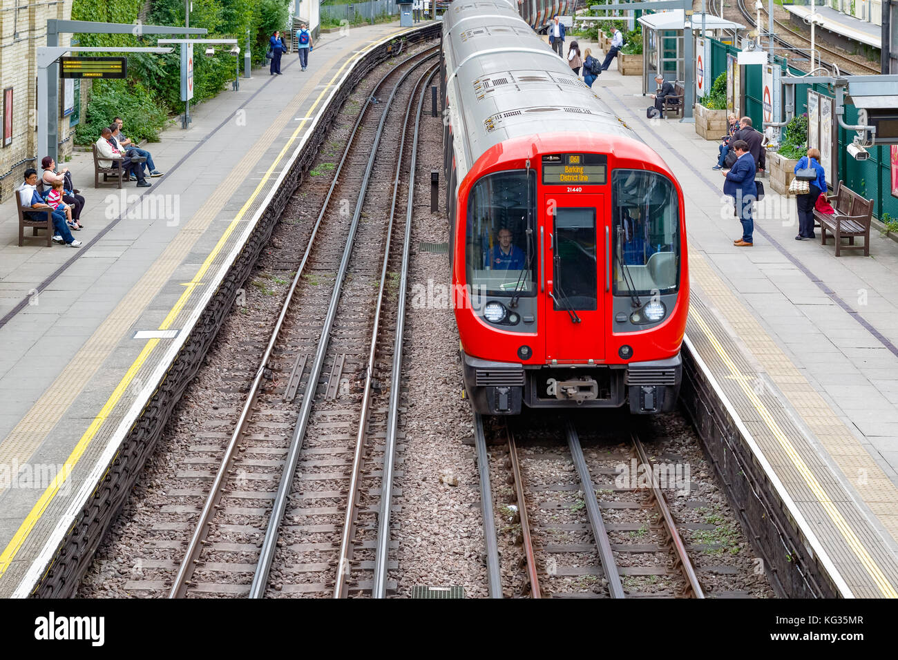 Londres, Royaume-Uni - Octobre 23, 2017 - La station de métro West Brompton, plates-formes avec train arrivant en direction nord Banque D'Images