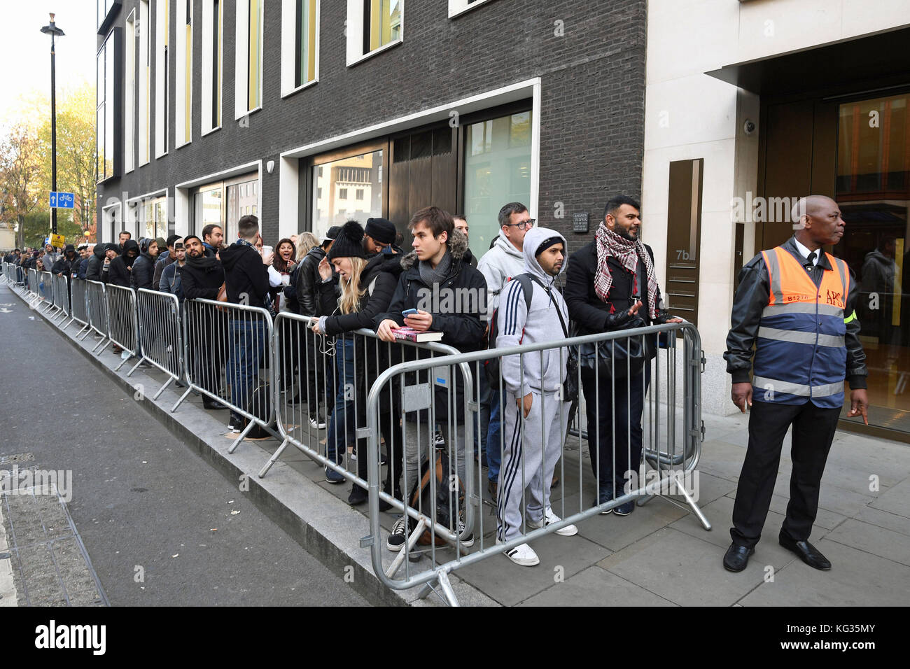 Des gens font la queue devant l'Apple Store de Regent Street, Londres, alors que l'iPhone X est en vente au Royaume-Uni. Banque D'Images