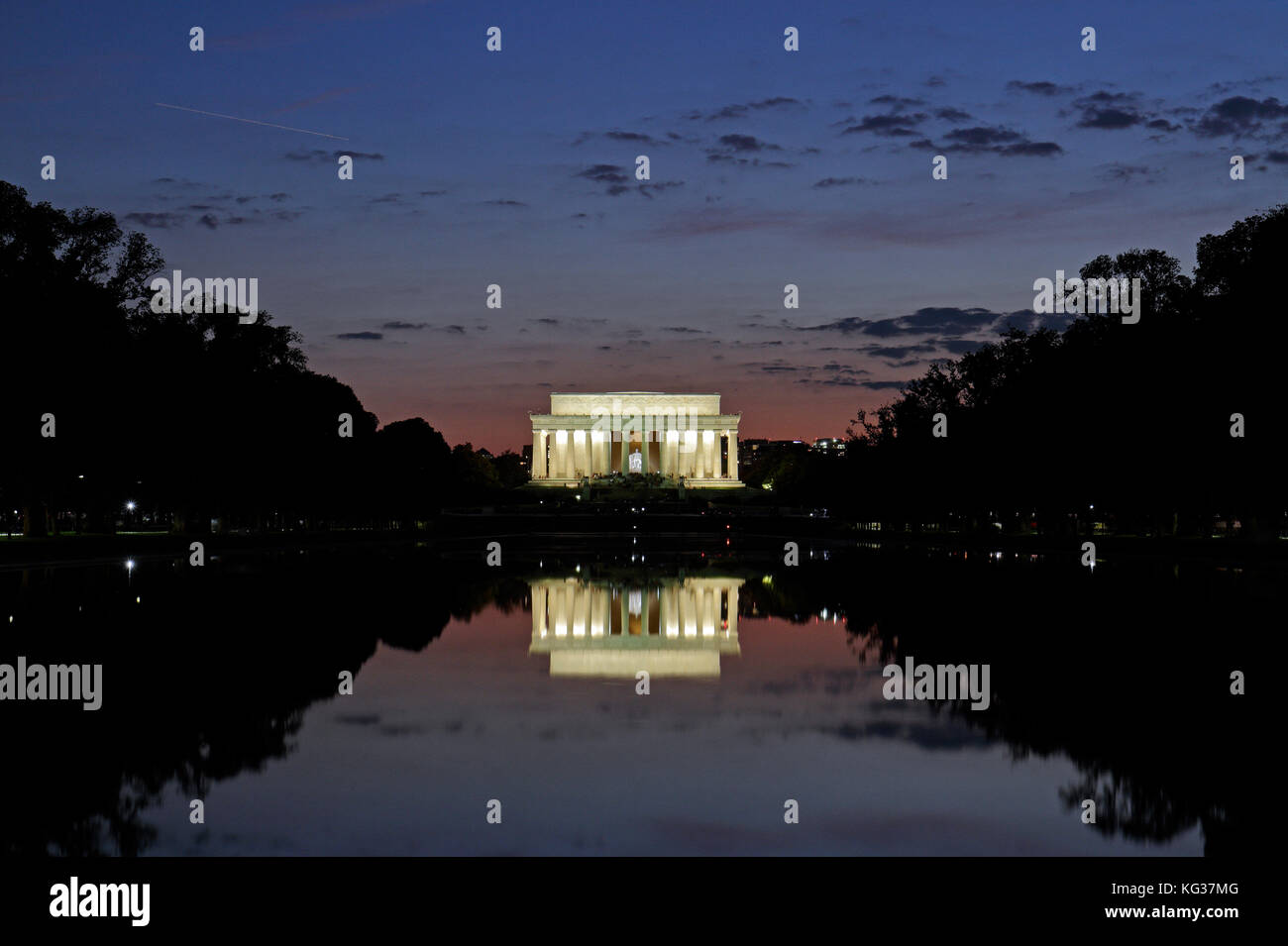 Coucher du soleil sur le miroir d'eau et du Lincoln Memorial, Washington DC, États-Unis d'Amérique. Banque D'Images